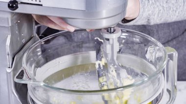 Adım adım. Limonlu kek için hamura malzemeleri karıştırıyorum..