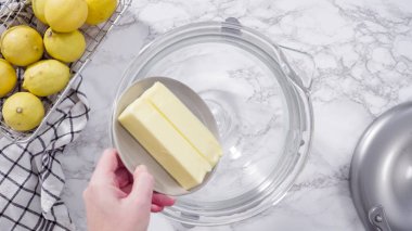 Adım adım. Düz yatıyordu. Limonlu kek için hamura malzemeleri karıştırıyorum..