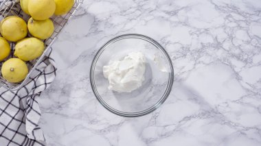 Adım adım. Düz yatıyordu. Limonlu kek için hamura malzemeleri karıştırıyorum..