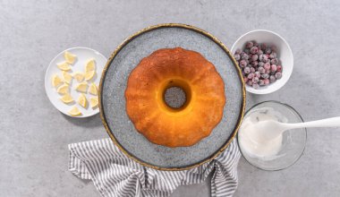 Düz yatıyordu. Pasta tezgahında süslenmemiş limonlu kek..