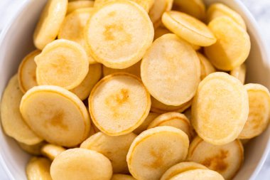 Beyaz kasede taze yapılmış mini krep gevreği..