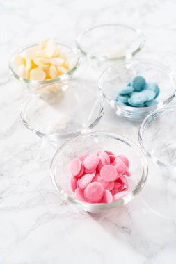 Deniz kızı kuyruğu ve deniz kabuğu şeklinde çikolata yapmak için cam karıştırma kabında ölçülmüş malzemeler..