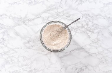 Düz yatıyordu. Büyük bir bardakta karıştırılan malzemeler kabaklı kek yapmak için karıştırılıyor..