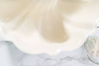 Balkabaklı kek pişirmek için yağlı çörek tepsisi.