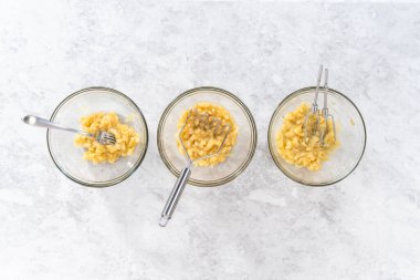 Düz yatıyordu. Abartılı muzları ezmenin üç yolu.