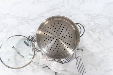 Düz yatıyordu. Buharda pişmiş taze kuşkonmaz ve paslanmaz çelik buhar tenceresi..