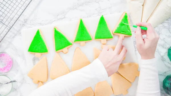 Plat Gelegd Stap Voor Stap Icing Kerstboom Vormige Suikerkoekjes Met — Stockfoto