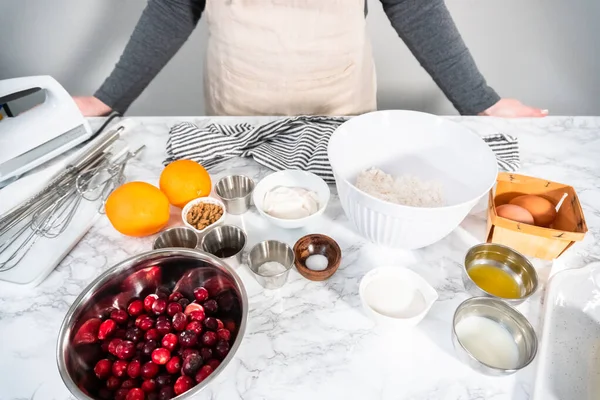 Ingredientes Para Assar Muffins Cranberry Com Cranberies Frescos — Fotografia de Stock