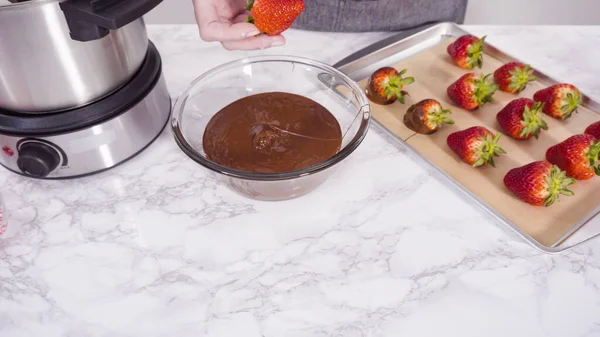 Paso Paso Sumergiendo Fresas Orgánicas Chocolate Derretido —  Fotos de Stock