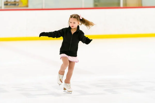 Ragazzina Che Pratica Pattinaggio Artistico Una Pista Pattinaggio Ghiaccio Coperta — Foto Stock