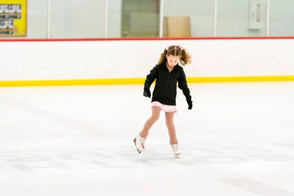 Küçük Kız Buz Pateni Pistinde Artistik Patinaj Yapıyor — Stok fotoğraf