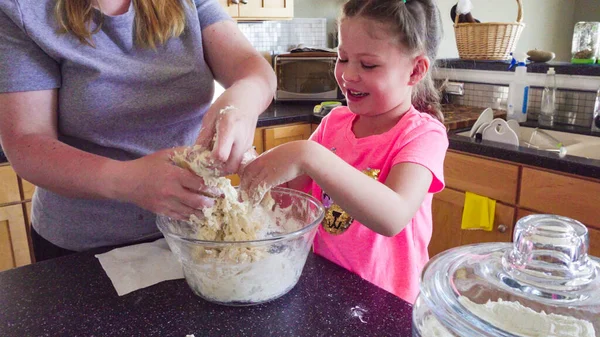 Kleines Mädchen Backt Mit Ihrer Mutter Fladenbrot Der Küche — Stockfoto
