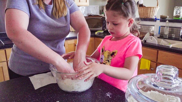 Little Girl Baking Flatbread Her Mother Kitchen — Stock Photo, Image
