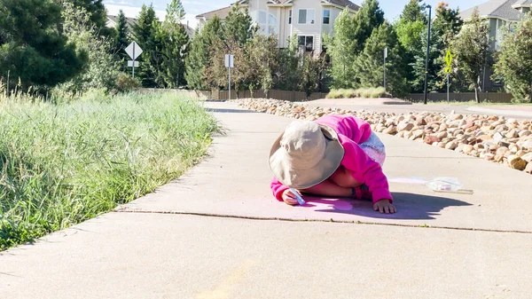 Liten Flicka Ritar Med Krita Trottoar Sommardagen — Stockfoto