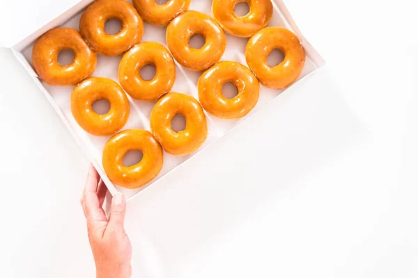 Acostado Donuts Esmaltados Lisos Comprados Una Caja Papel Blanco —  Fotos de Stock
