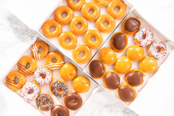 Düz Yatıyordu Beyaz Bir Karton Kutuda Mağazadan Alınmış Donutların Çeşitliliği — Stok fotoğraf