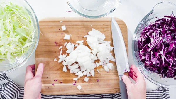 Düz yatıyordu. Adım adım. Tahta kesme tahtasına organik sarı soğan koymak..