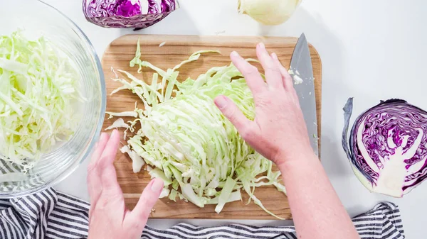 Düz yatıyordu. Adım adım. Ağaç kesme tahtasıyla organik lahana doğruyorum..