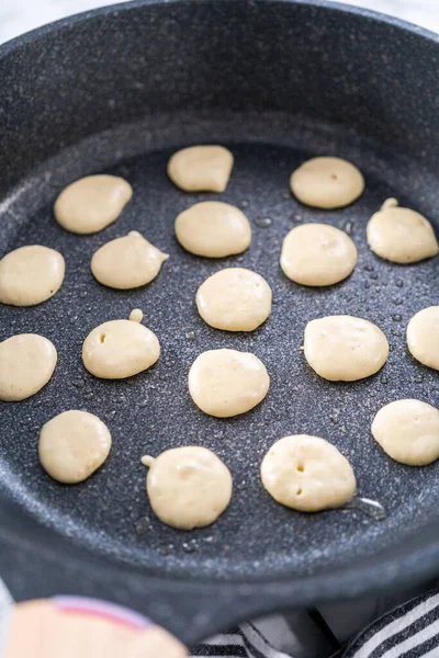 Faire Frire Des Mini Crêpes Dans Une Poêle Antiadhésive — Photo