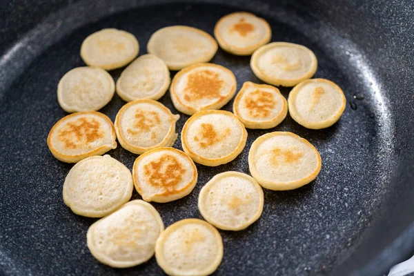 Faire Frire Des Mini Crêpes Dans Une Poêle Antiadhésive — Photo