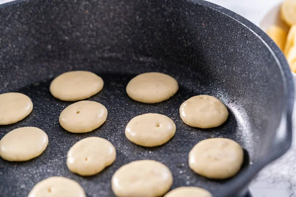 Faire Frire Des Mini Crêpes Dans Une Poêle Antiadhésive — Photo