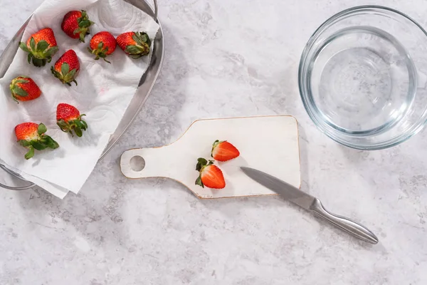 Flat Lay Slicing Fresh Organic Strawberries White Cutting Board — Stock Photo, Image