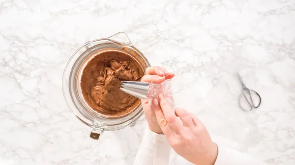 평평하게 차근차근 금속이 파이프 거품을 일으키는 초콜릿 육아낭 — 스톡 사진