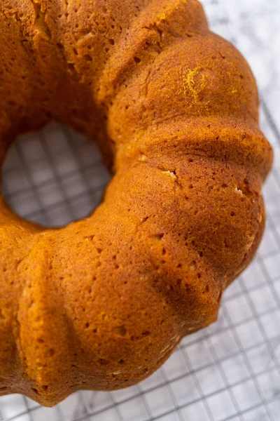 Chłodzenie Świeżo Upieczonego Ciasta Dyniowego Blacie Kuchennym — Zdjęcie stockowe