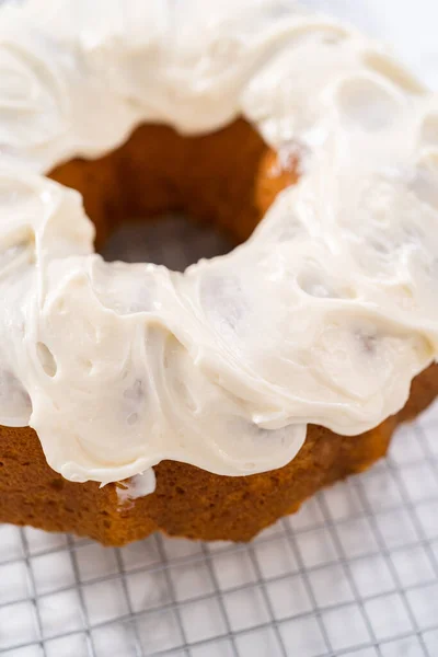 Świeżo Upieczone Ciasto Dyniowe Polewą Serową Blacie Kuchennym — Zdjęcie stockowe