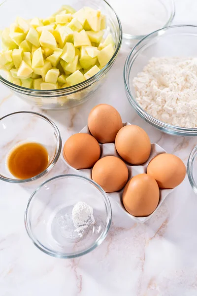 Gemessene Zutaten Einer Gläsernen Rührschüssel Zur Zubereitung Von Apple Sharlotka — Stockfoto