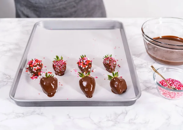 Doppa Jordgubbar Smält Choklad För Att Framställa Chokladtäckta Jordgubbar — Stockfoto