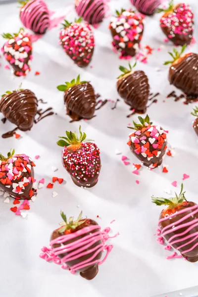 Dekorera Chokladöverdragna Jordgubbar Med Chokladduggregat Och Strössel — Stockfoto