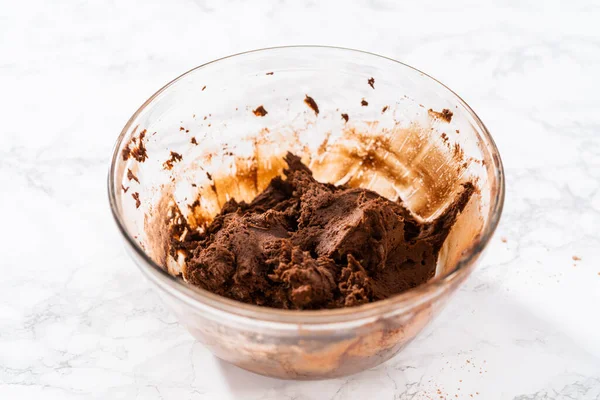 Míchání Ingrediencí Ruční Míchačkou Pečení Čokoládových Sušenek Čokoládovými Srdci Valentýna — Stock fotografie
