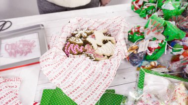 Adım adım. Ev yapımı şekerleme ve kurabiyeleri Noel hediyesi kutusuna koymak.