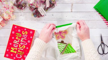 Düz yatıyordu. Adım adım. Ev yapımı şekerleme ve kurabiyeleri Noel hediyesi kutusuna koymak.