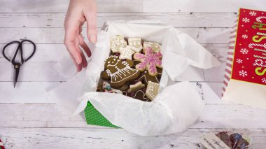 Adım adım. Ev yapımı şekerleme ve kurabiyeleri Noel hediyesi kutusuna koymak.