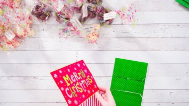 Düz yatıyordu. Adım adım. Ev yapımı şekerleme ve kurabiyeleri Noel hediyesi kutusuna koymak.