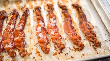 Adım adım. Beyaz parşömen kağıdıyla pişirilmiş pastırma şeritleri..