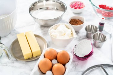 Kırmızı kadife kek pişirmek için gerekli malzemeler..