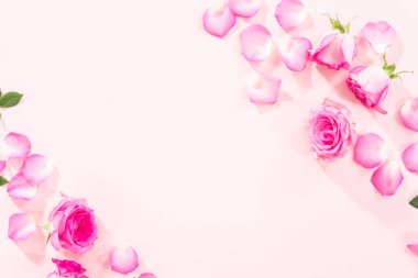 Düz yatıyordu. Pembe güller ve pembe arka planda gül yaprakları.