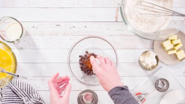 Düz yatıyordu. Çikolatalı ahududu kekleri pişirmek için malzemeler karıştırıyorum..