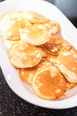 Kefir tabanında taze yapılmış küçük krepler..