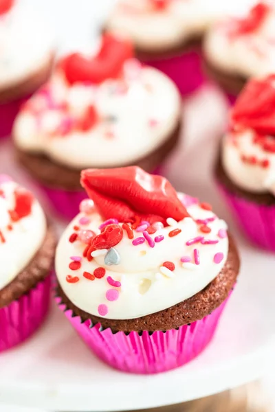 Rote Samt Cupcakes Mit Frischkäse Zuckerguss Und Dekoriert Mit Herzförmigen — Stockfoto