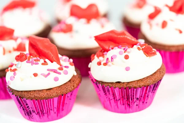 Rote Samt Cupcakes Mit Frischkäse Zuckerguss Und Dekoriert Mit Herzförmigen — Stockfoto