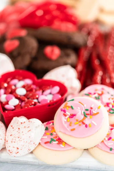 Valentines Day Sýr Deska Celou Řadou Sušenek Bonbónů — Stock fotografie