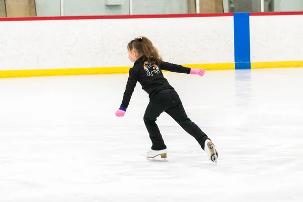 Küçük Patenci Sabah Artistik Patinaj Antrenmanında Elementlerini Çalışıyor — Stok fotoğraf