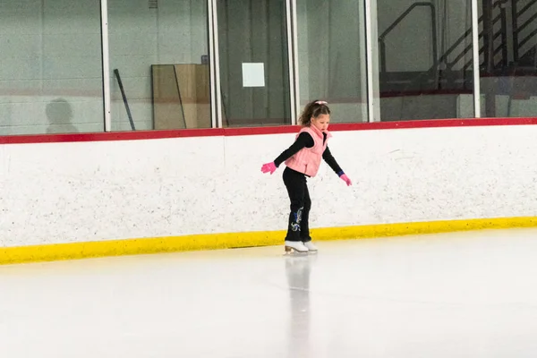 Kleine Eiskunstläuferin Übt Ihre Elemente Beim Morgendlichen Eiskunstlauf Training — Stockfoto
