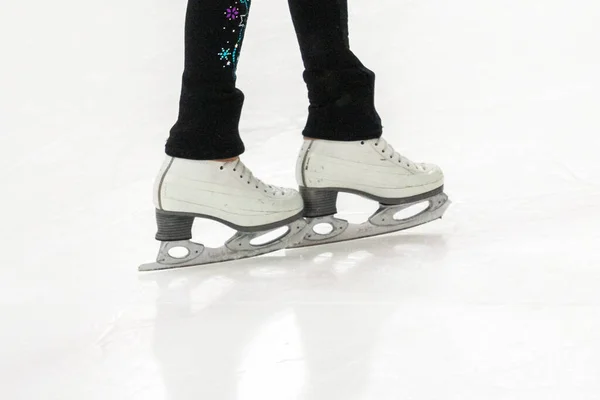 Blick Auf Eiskunstlauffüße Beim Eiskunstlauf Training — Stockfoto