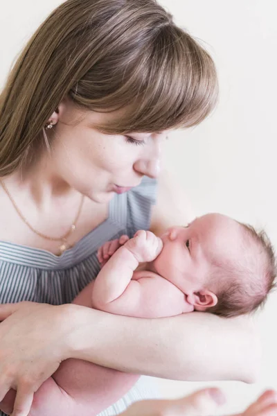 Portrait Style Vie Une Jeune Mère Fille Trois Semaines — Photo