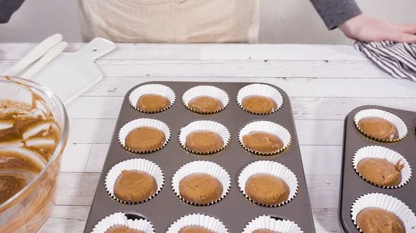 Scavare Impasto Nelle Fodere Dei Cupcake Cuocere Cupcake Lampone Cioccolato — Foto Stock